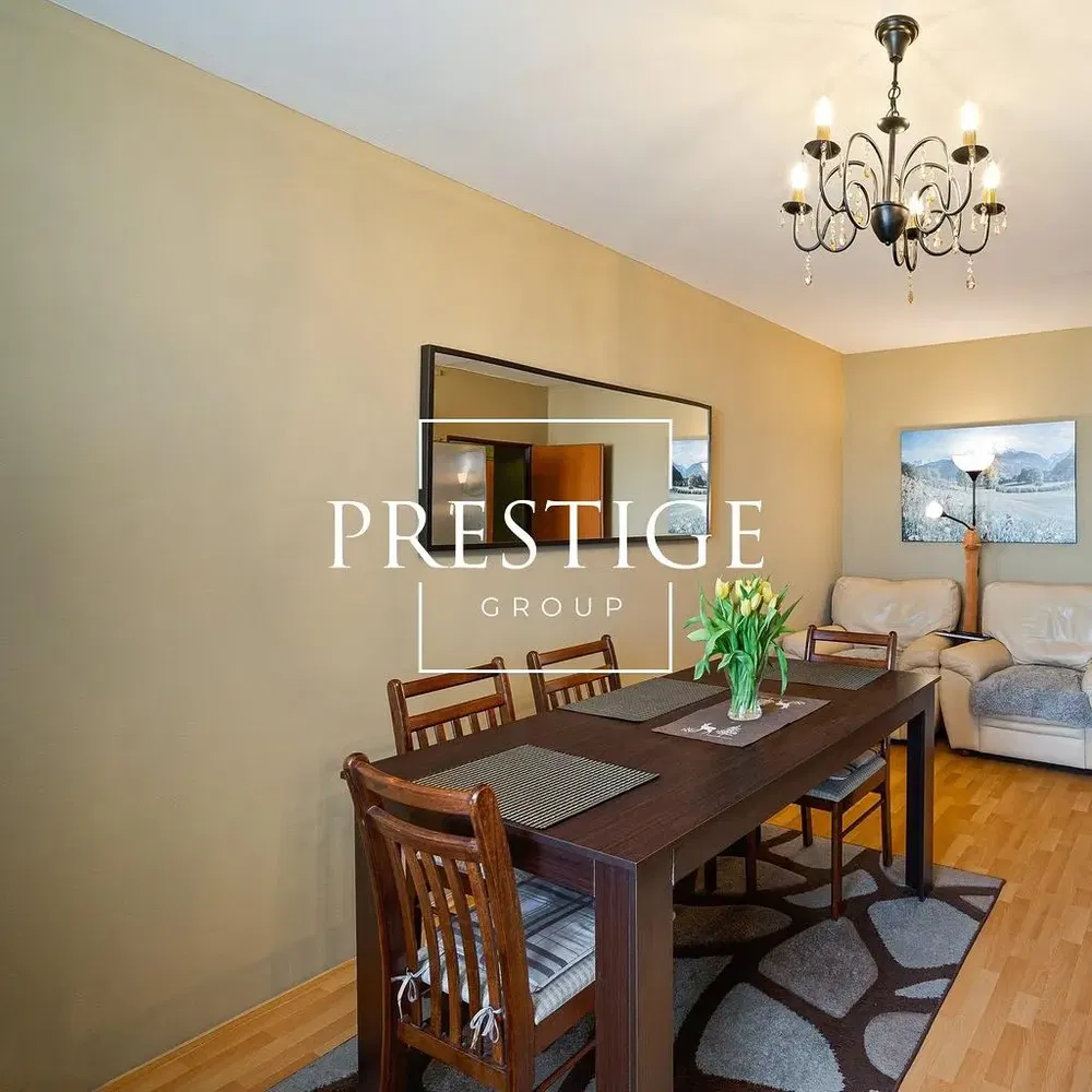 Oturma odası; ahşap zemin, doğal ışık, modern stil