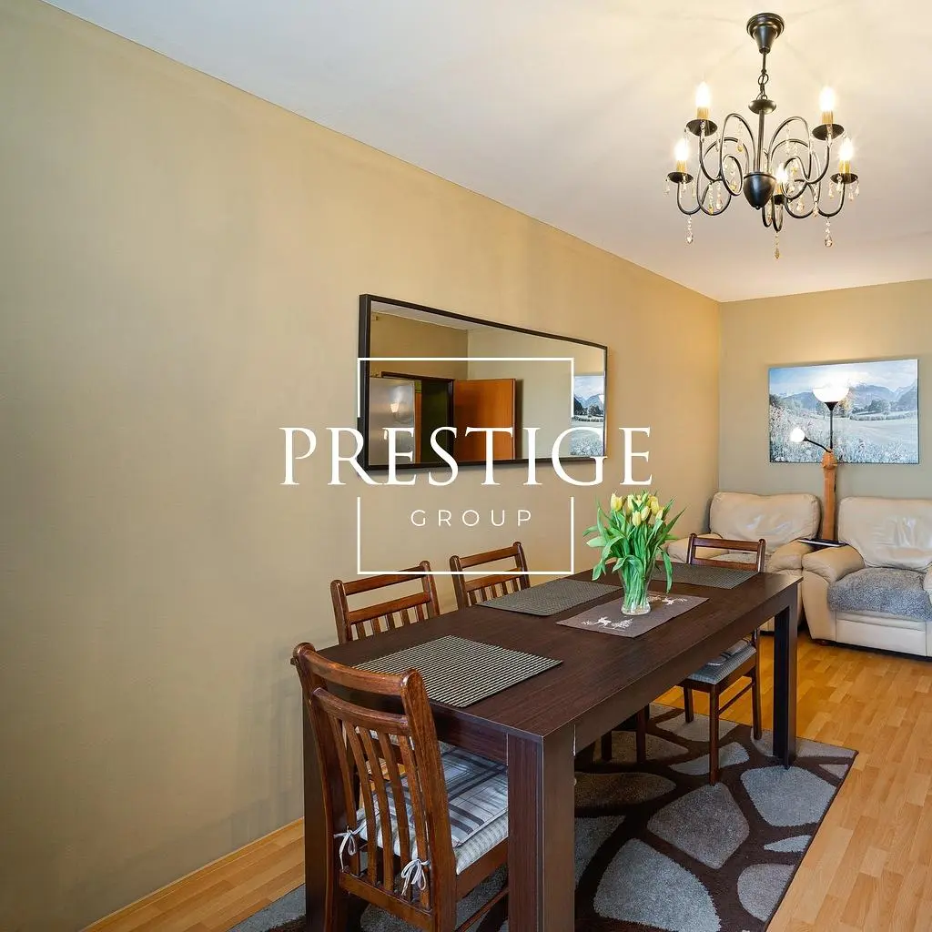 Oturma odası; ahşap zemin, doğal ışık, modern stil