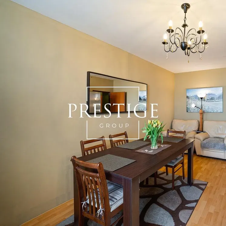 Oturma odası; ahşap zemin, doğal ışık, modern stil