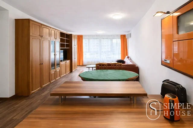 Living room; wood floor, natural light, modern style