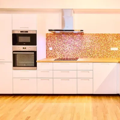 Küche; küchengeräte, holzboden, tageslicht, moderner stil