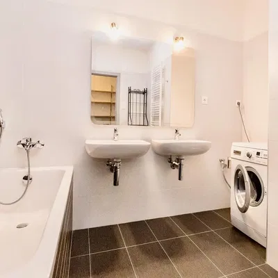 Badezimmer; fliesenboden, tageslicht