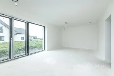 Salón; vista, luz natural, necesita renovación