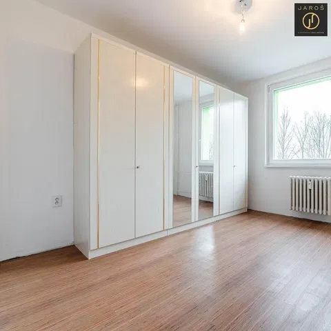 Dormitorio; suelo de madera, luz natural