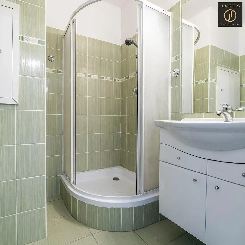 Baño; suelo de baldosas, luz natural, renovado