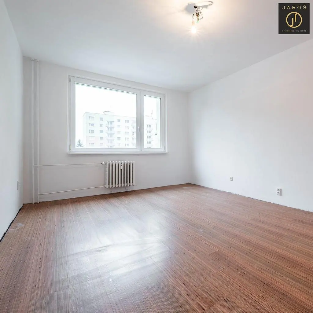 Dormitorio; vista, suelo de madera, luz natural