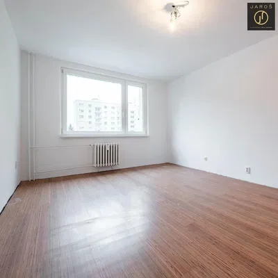 Dormitorio; vista, suelo de madera, luz natural