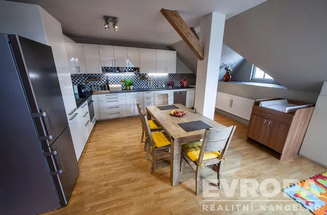 Cuisine; parquet, électroménager, lumière naturelle, style moderne