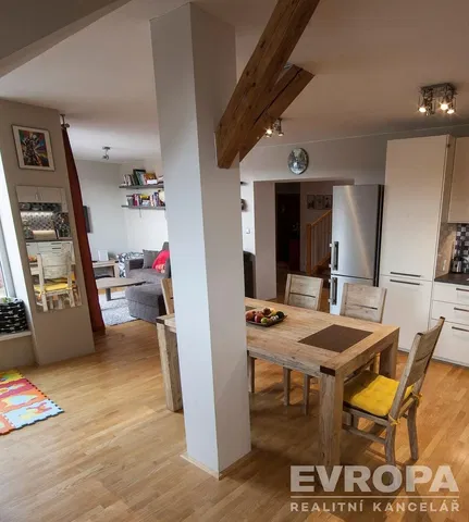 Cuisine; poutres en bois, parquet, lumière naturelle, style moderne, électroménager