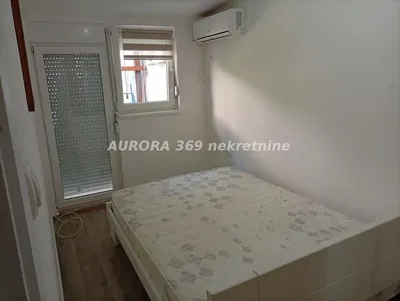 Dormitorio; suelo de madera, luz natural