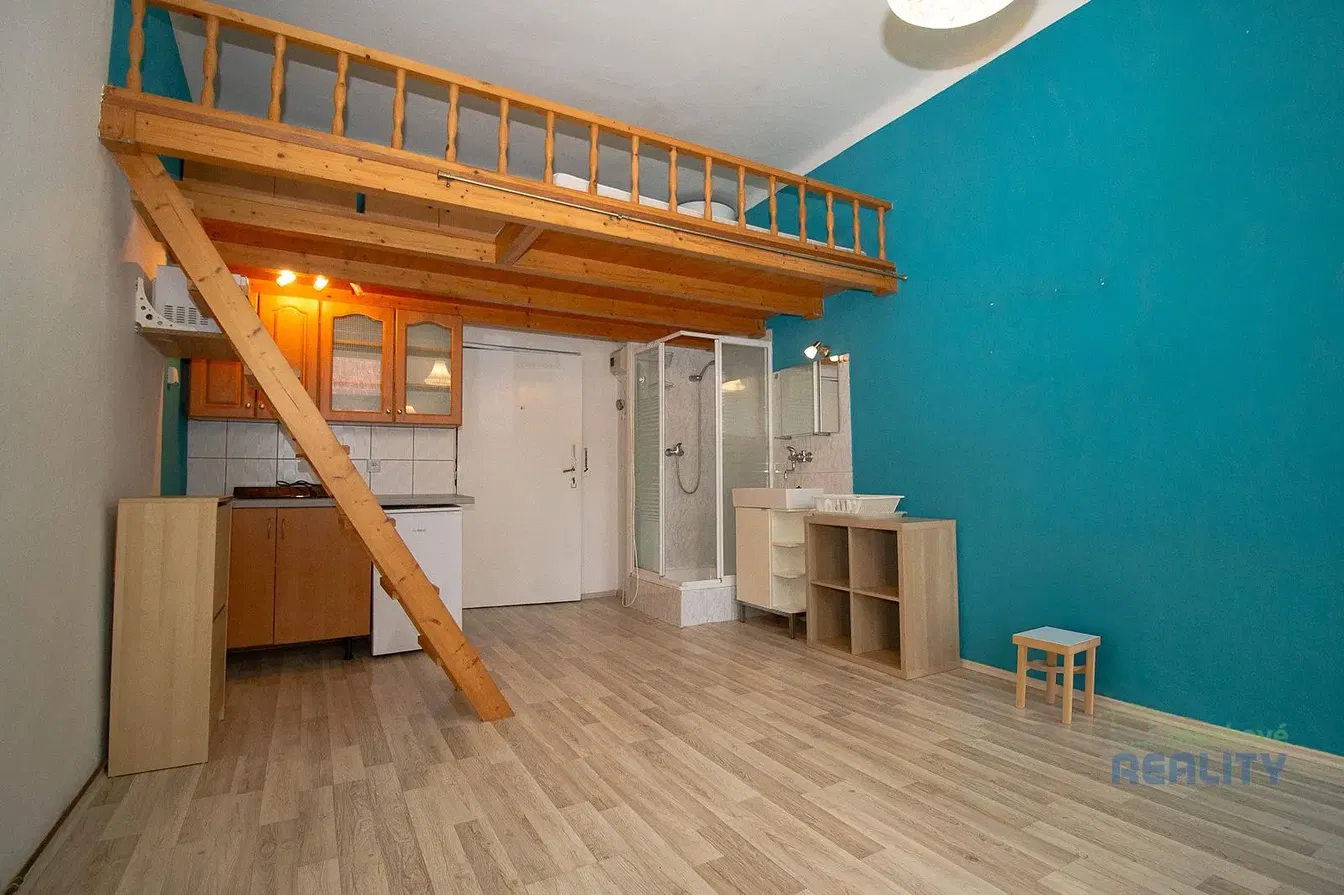 Cucina; pavimento in legno, pavimento in piastrelle, ristrutturato, luce naturale