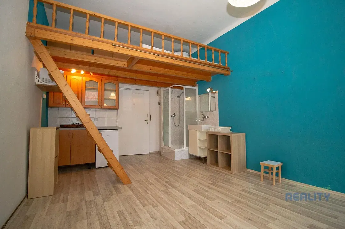 Cucina; pavimento in legno, pavimento in piastrelle, ristrutturato, luce naturale
