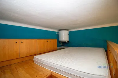 Camera da letto; pavimento in legno, scaldabagno