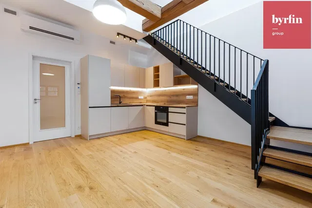 Кухня; дървен под, модерен стил, естествена светлина