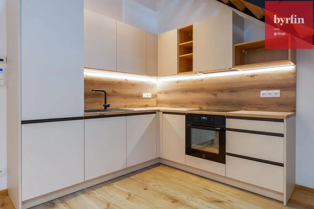 Cucina; elettrodomestici, ristrutturato, pavimento in legno, luce naturale, stile moderno