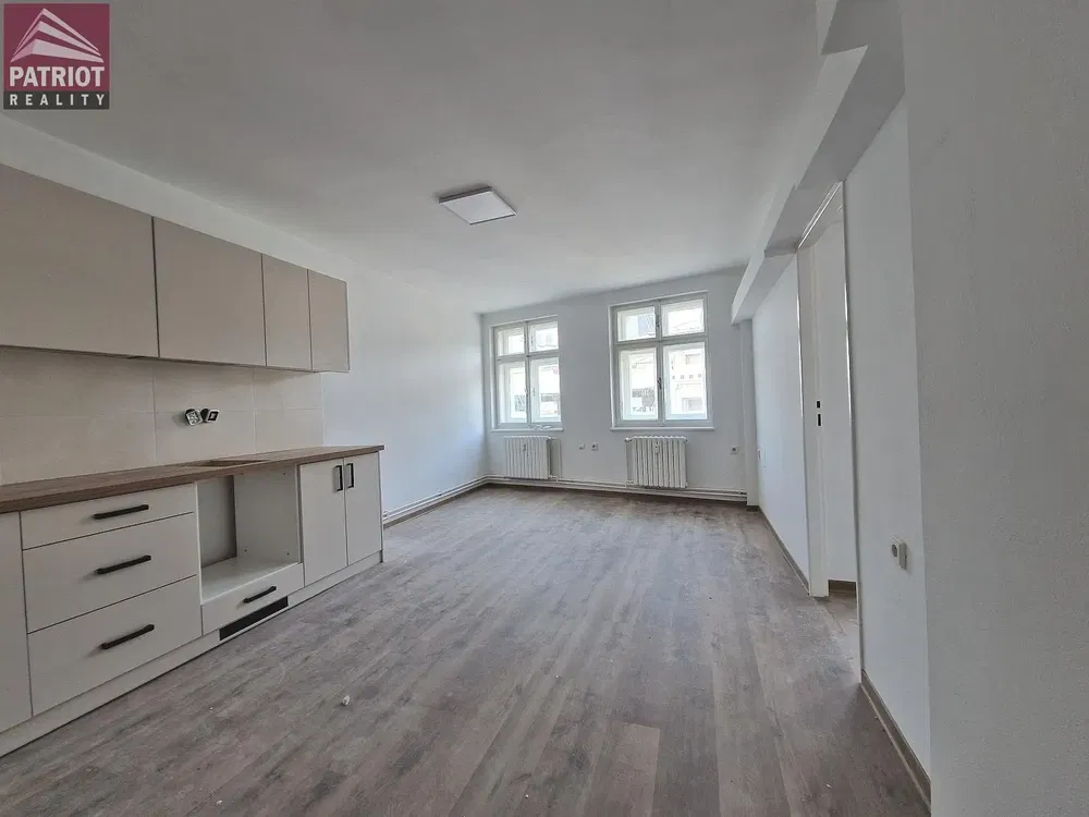Küche; renoviert, tageslicht, fliesenboden