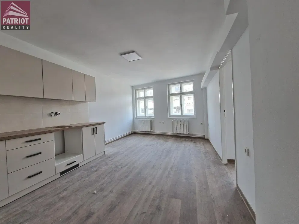 Küche; renoviert, tageslicht, fliesenboden