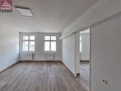 Schlafzimmer; tageslicht, holzboden, renoviert