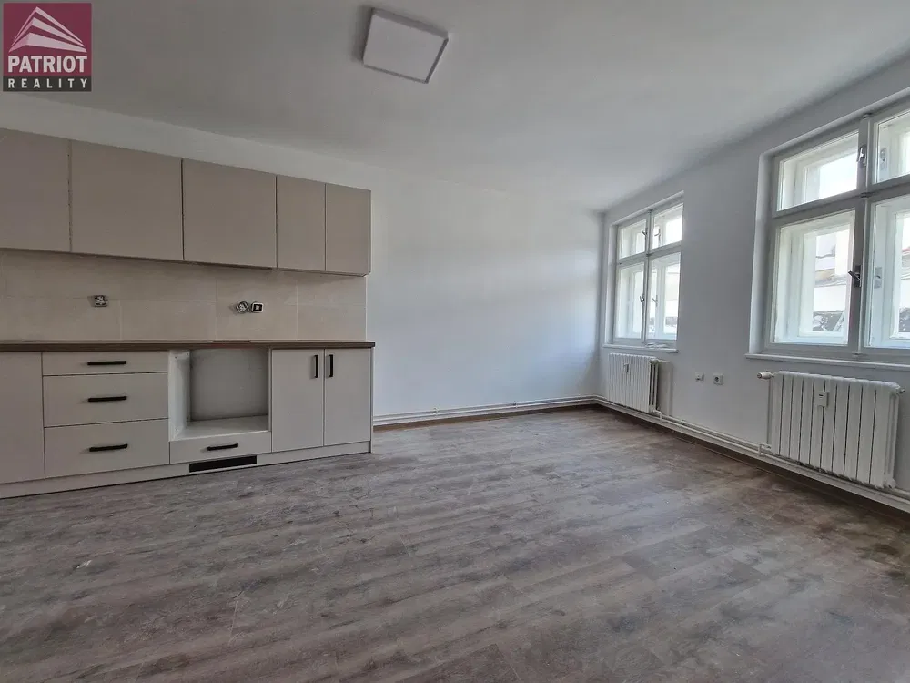 Küche; fliesenboden, tageslicht, renoviert