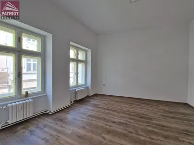 Wohnzimmer; tageslicht, holzboden, renoviert