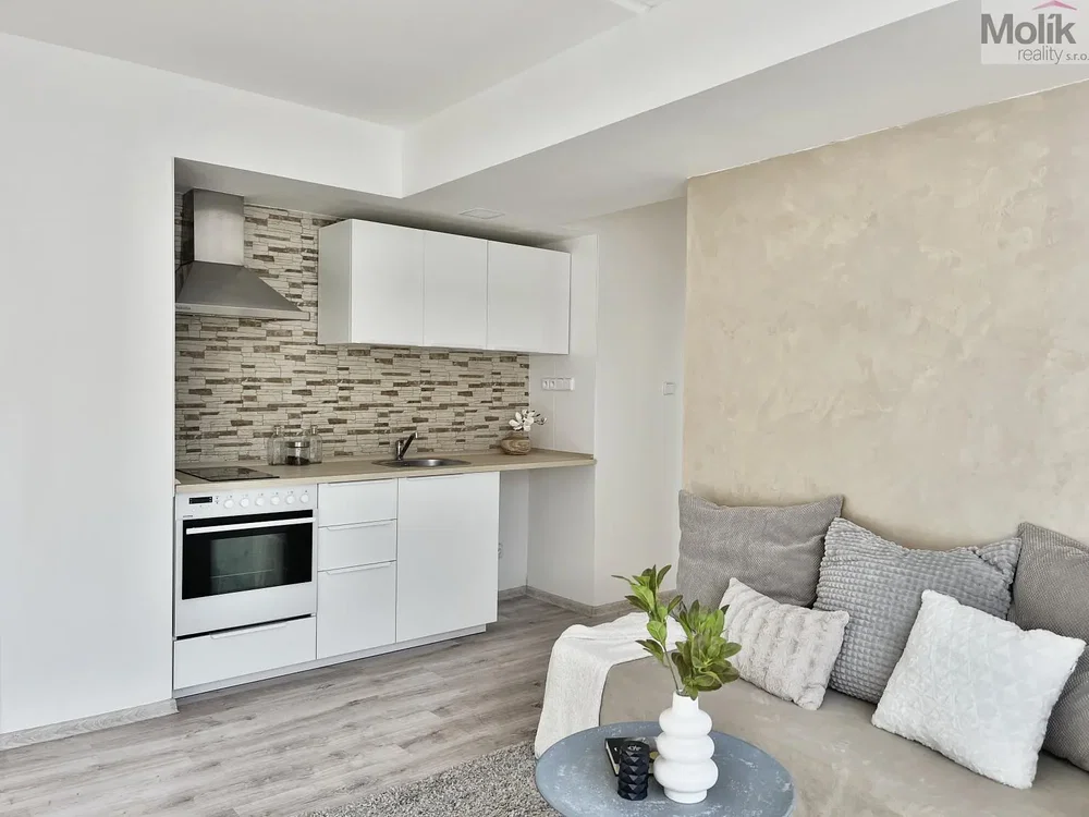 Oturma odası; modern stil, ahşap zemin, doğal ışık, tadilatlı
