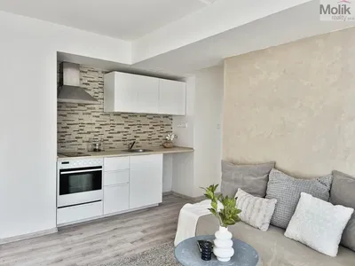 Oturma odası; modern stil, ahşap zemin, doğal ışık, tadilatlı