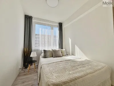 Yatak odası; doğal ışık, modern stil, ahşap zemin