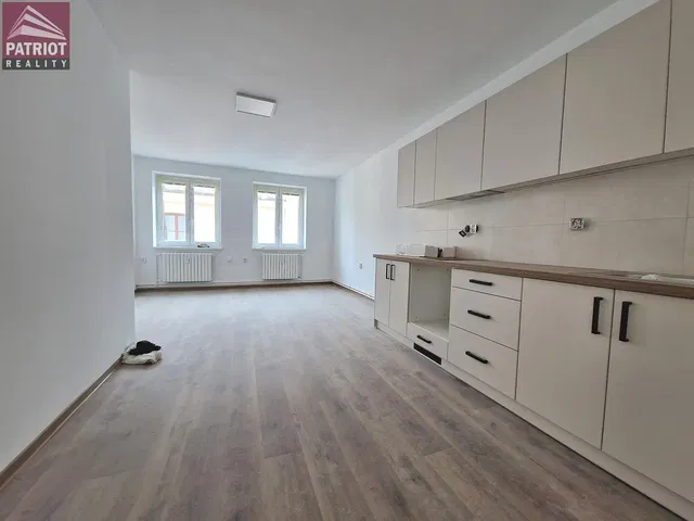 Kuchyně; dřevěná podlaha, přirozené světlo, po rekonstrukci