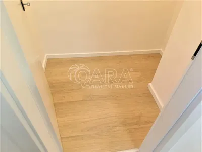 Garderobe; houten vloer, gerenoveerd