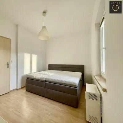 Schlafzimmer; tageslicht, holzboden