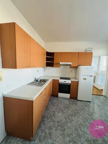 Kuchyně; kuchyňské spotřebiče, dlažba, přirozené světlo