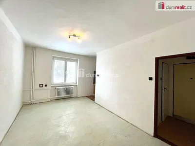 Camera da letto; luce naturale, necessita ristrutturazione