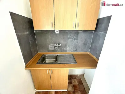 Cucina; pavimento in piastrelle, elettrodomestici