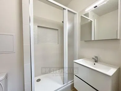 Badezimmer; fliesenboden, renoviert, tageslicht, moderner stil