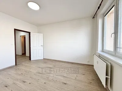 Schlafzimmer; holzboden, tageslicht, renoviert