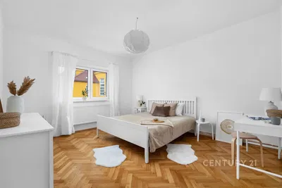 Dormitorio; suelo de madera, luz natural, estilo moderno