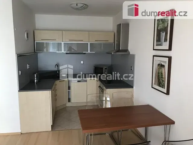 Mutfak; mutfak aletleri, fayans zemin, modern stil