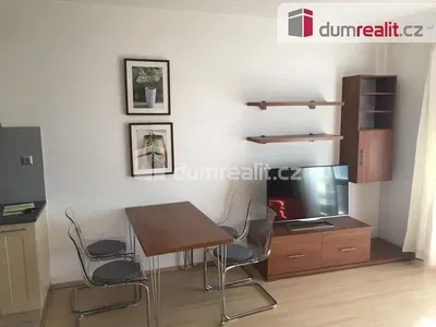 Oturma odası; modern stil, ahşap zemin, doğal ışık