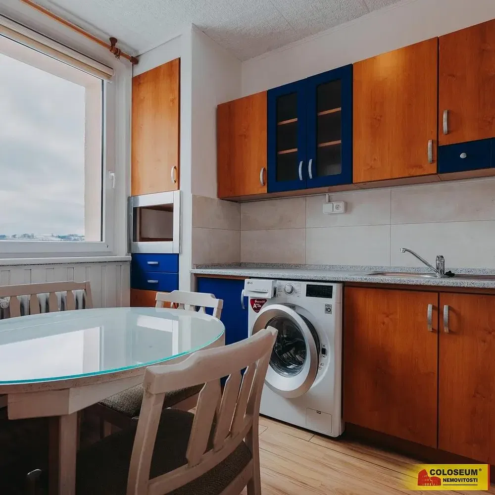 Mutfak; manzara, ahşap zemin, doğal ışık