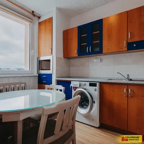 Mutfak; manzara, ahşap zemin, doğal ışık