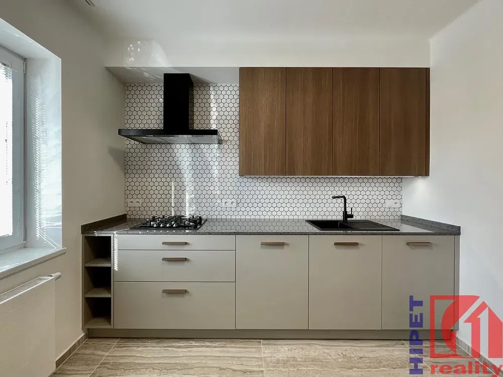 Mutfak; mutfak aletleri, fayans zemin, tadilatlı, doğal ışık