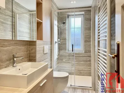 Banyo; fayans zemin, tadilatlı, doğal ışık