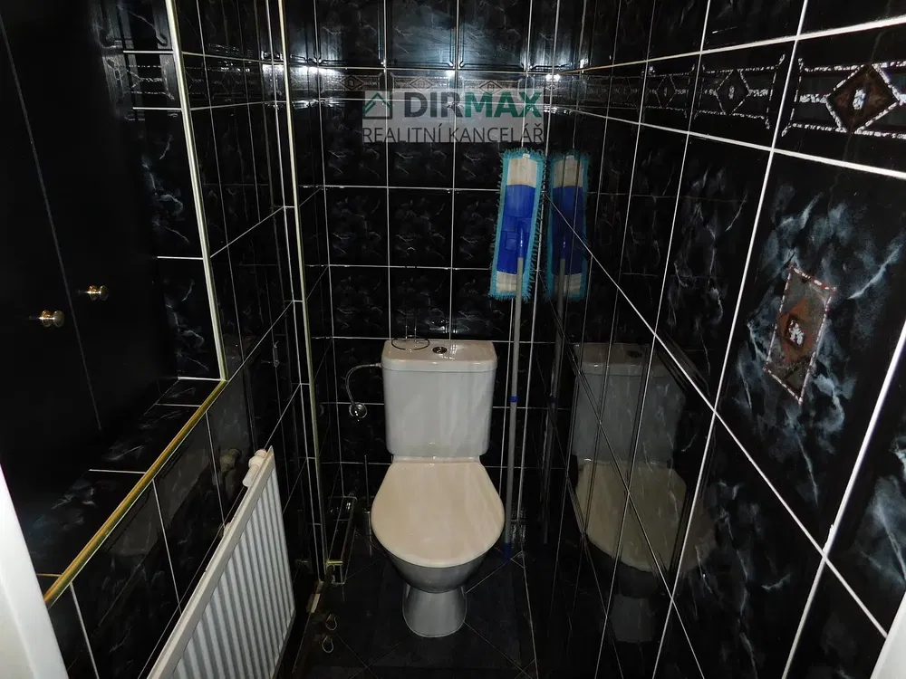 Toilette; pavimento in piastrelle
