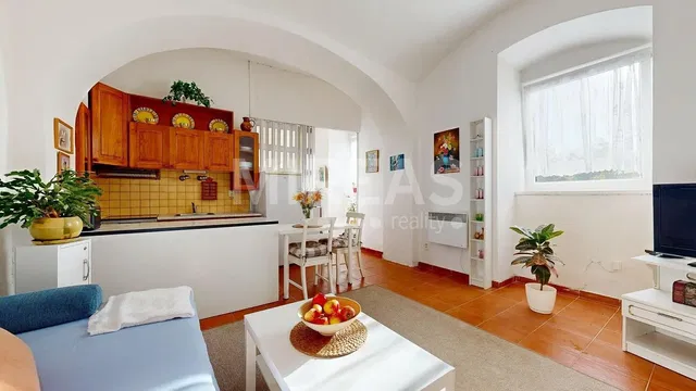 Oturma odası; fayans zemin, doğal ışık