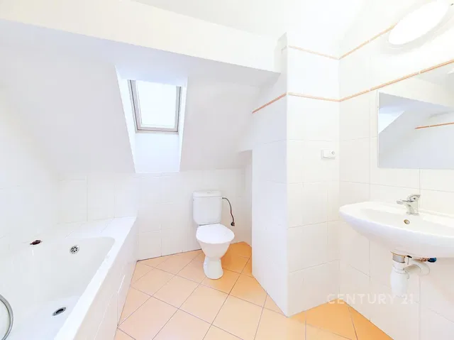 Bagno; pavimento in piastrelle, luce naturale, ristrutturato