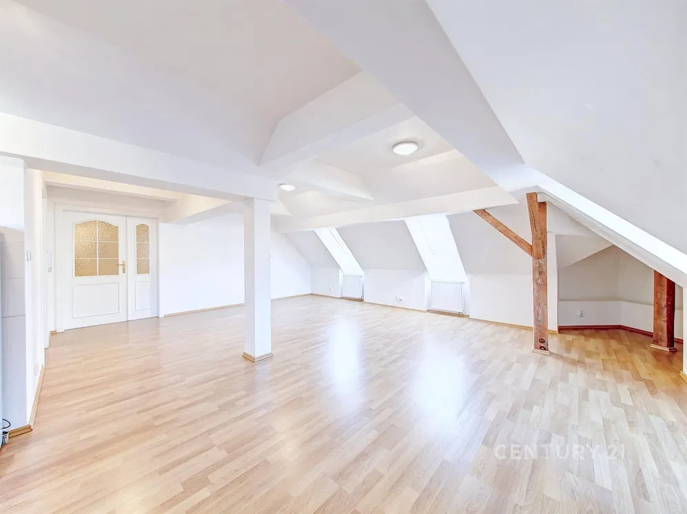 Kinderzimmer; holzboden, tageslicht, renoviert