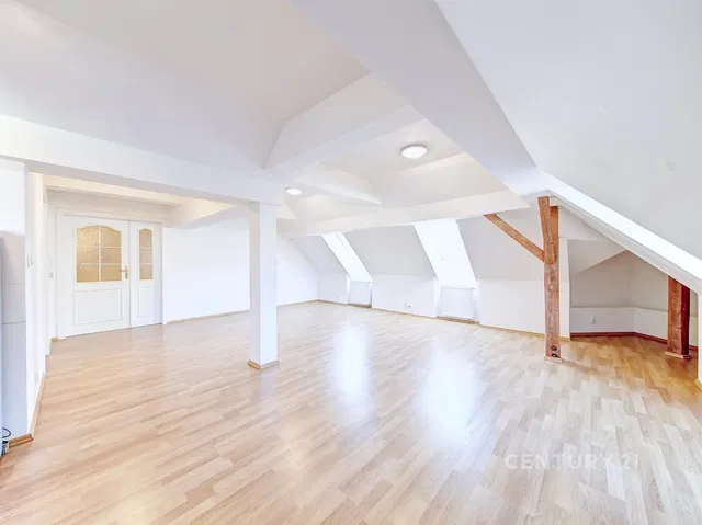 Chambre d'enfant; parquet, lumière naturelle, rénové