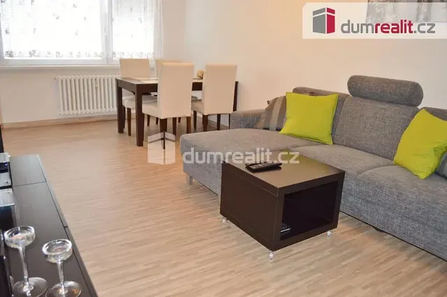 Oturma odası; doğal ışık, ahşap zemin, modern stil