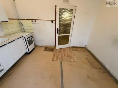 Kuhinja; potrebna renovacija, pločice