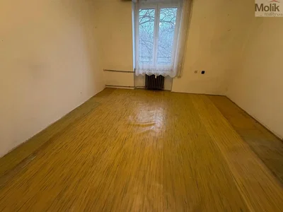 Spavaća soba; drveni pod, potrebna renovacija, prirodno svjetlo